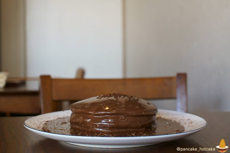 黒いパンケーキ（ビターチョコ）カフェ・ブロウcafe blow大阪/日根野