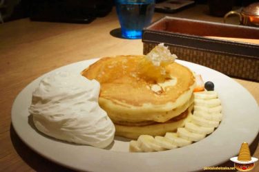 超絶品コームハニー＆フレッシュフルーツパンケーキ TABLES CAFE（タブレスカフェ）（大阪/心斎橋）