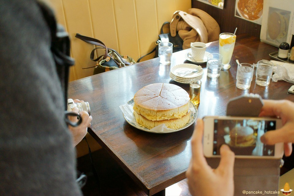 今回はパホケ仲間7人で日本最大の超巨大ホットケーキに挑戦した20cm×4cm×2枚♪ポプラ（兵庫/播磨町）パンケーキマン