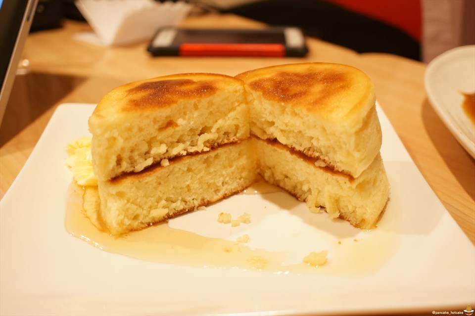 はちみつバターのパンケーキ 直径8cm×厚さ3cm×2段の真丸 レイスムージーズ（京都/六角通）パンケーキマン
