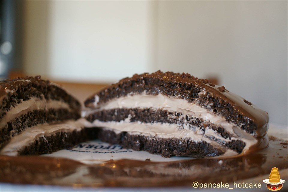 ビターチョコの黒いパンケーキ cafe blow（カフェ・ブロウ）日根野