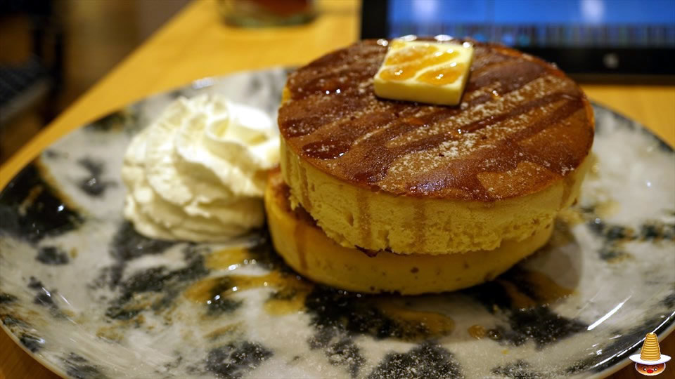 ドッシリした厚焼きパンケーキをダブルで食べると満腹に♪MARFA CAFE（マーファ カフェ）（大阪/梅田）パンケーキマン