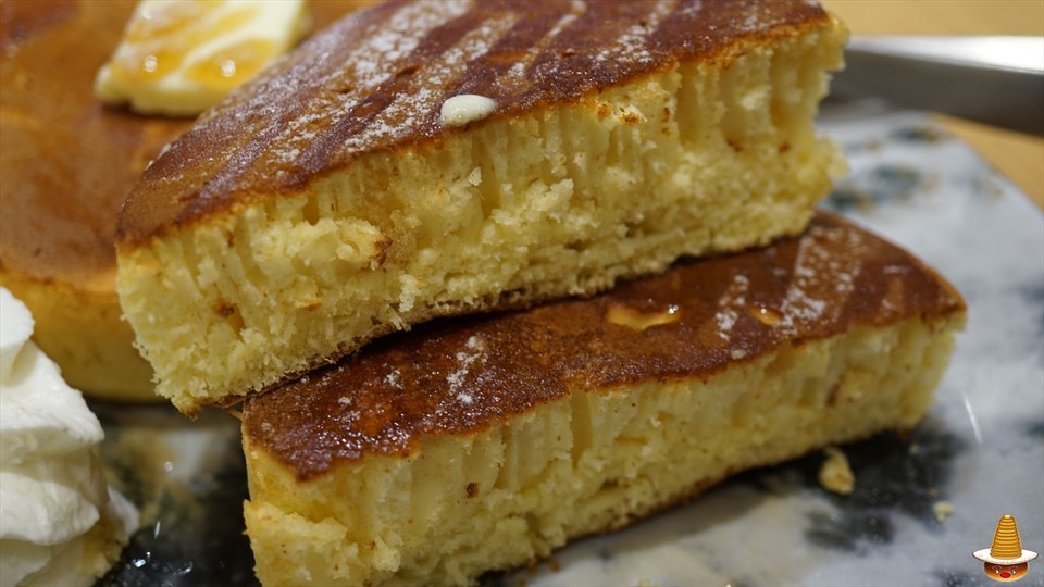 ドッシリした厚焼きパンケーキをダブルで食べると満腹に♪MARFA CAFE（マーファ カフェ）（大阪/梅田）パンケーキマン