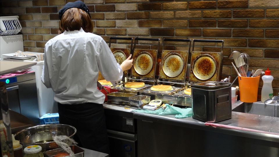高島屋で、独創的な焼き方のパンケーキ　CAFFE TRIESTIONO(カフェ トリエスティーノ）（大阪/難波）