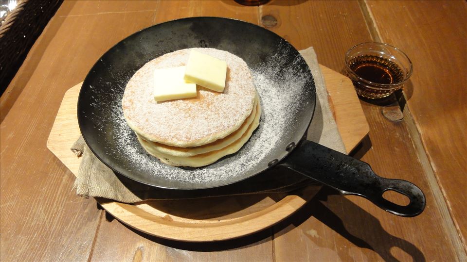 発酵バターとメープルシロップのシリアルパンケーキ　YURT（カフェ ユルト）（兵庫/神戸/三宮）